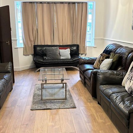 London Luxury 5 Bedroom House 2 Min Walk To The Tube Station Dagenham Bagian luar foto