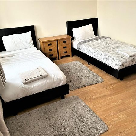 London Luxury 5 Bedroom House 2 Min Walk To The Tube Station Dagenham Bagian luar foto