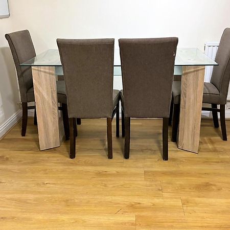 London Luxury 5 Bedroom House 2 Min Walk To The Tube Station Dagenham Bagian luar foto