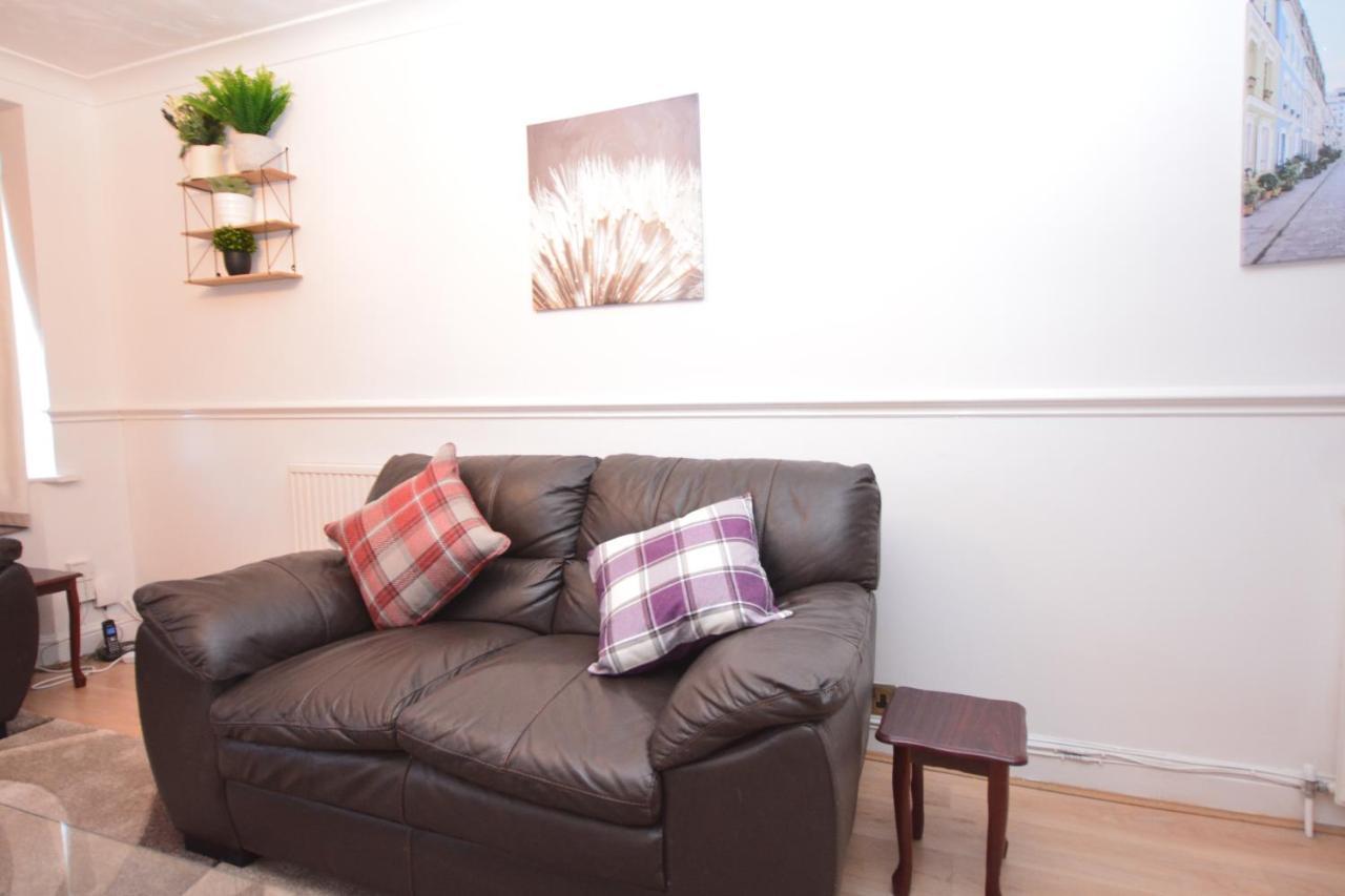 London Luxury 5 Bedroom House 2 Min Walk To The Tube Station Dagenham Bagian luar foto