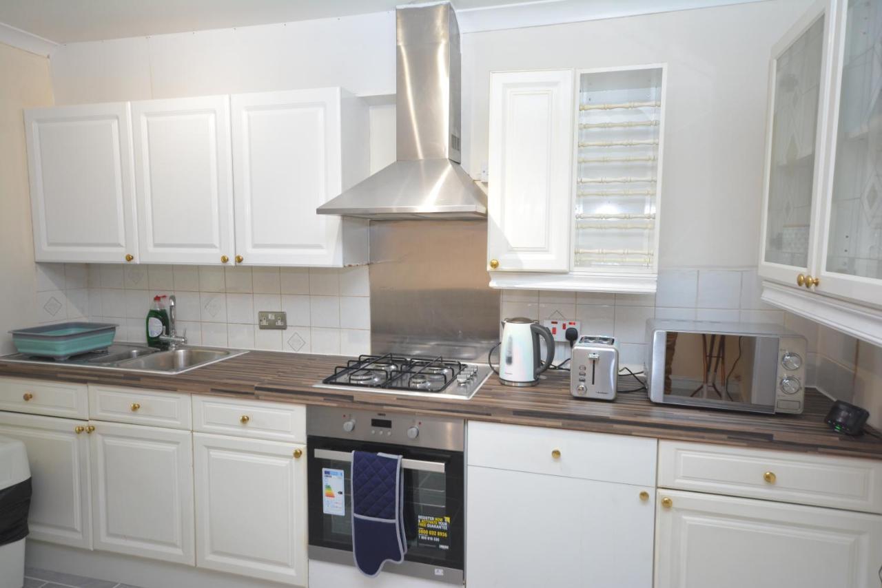 London Luxury 5 Bedroom House 2 Min Walk To The Tube Station Dagenham Bagian luar foto
