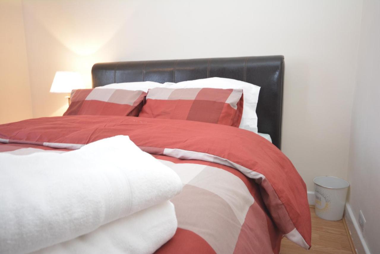 London Luxury 5 Bedroom House 2 Min Walk To The Tube Station Dagenham Bagian luar foto