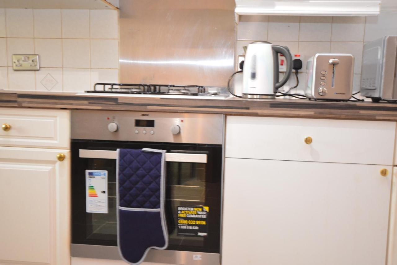 London Luxury 5 Bedroom House 2 Min Walk To The Tube Station Dagenham Bagian luar foto