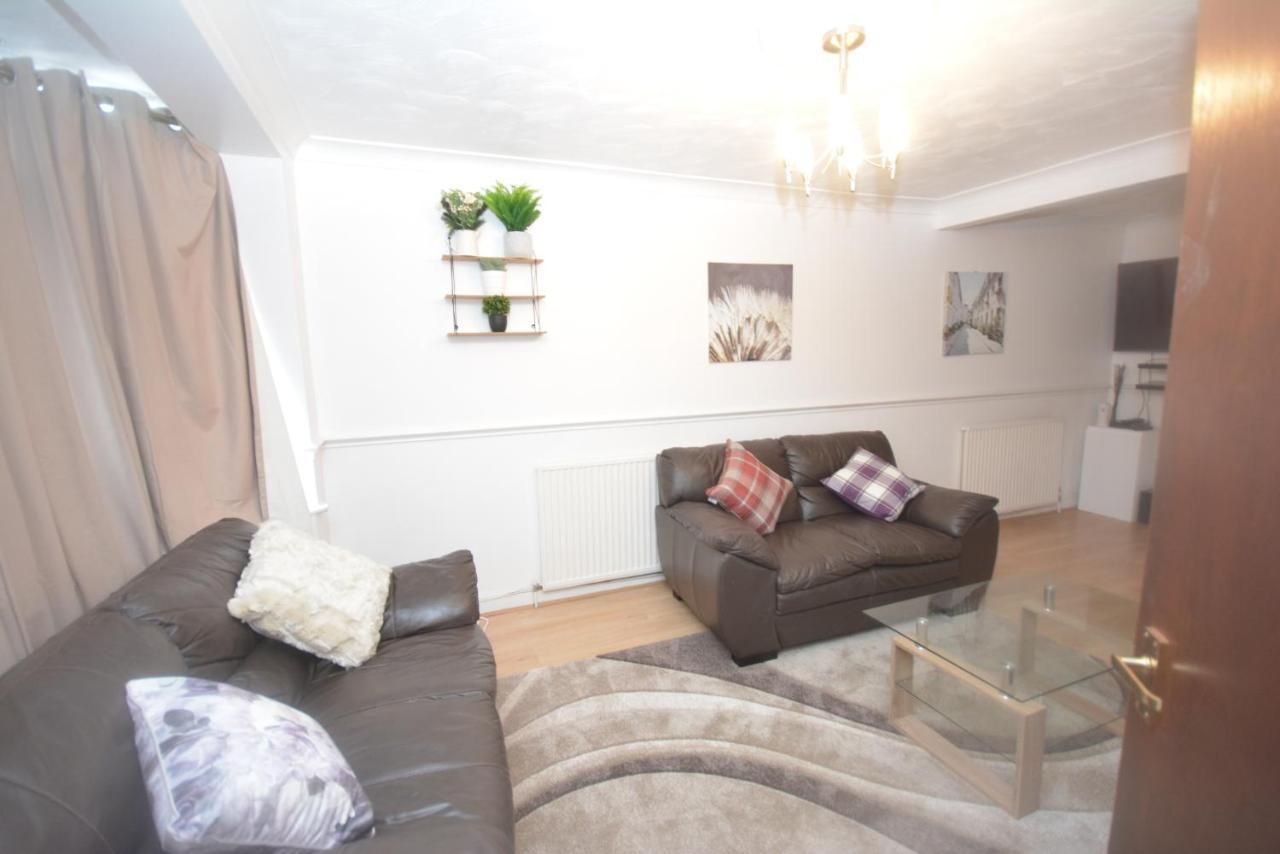 London Luxury 5 Bedroom House 2 Min Walk To The Tube Station Dagenham Bagian luar foto