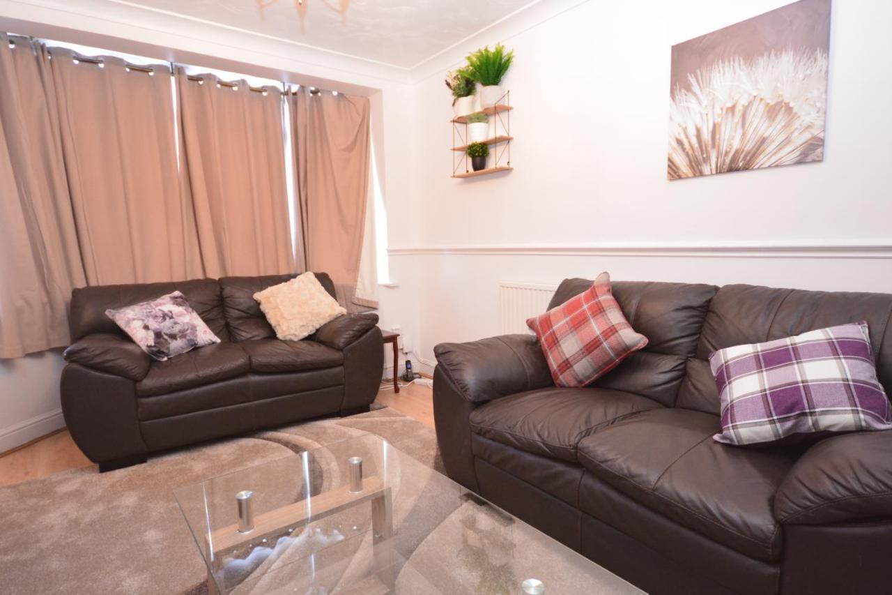 London Luxury 5 Bedroom House 2 Min Walk To The Tube Station Dagenham Bagian luar foto