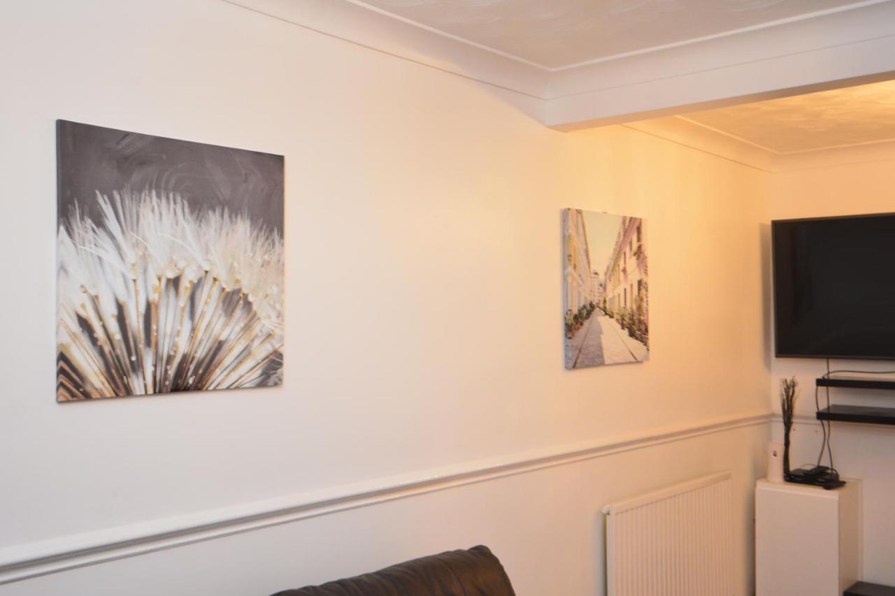 London Luxury 5 Bedroom House 2 Min Walk To The Tube Station Dagenham Bagian luar foto