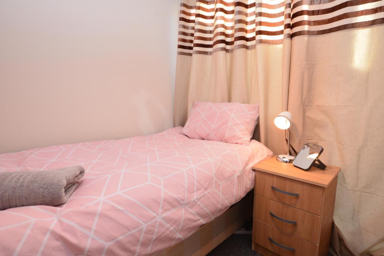London Luxury 5 Bedroom House 2 Min Walk To The Tube Station Dagenham Bagian luar foto