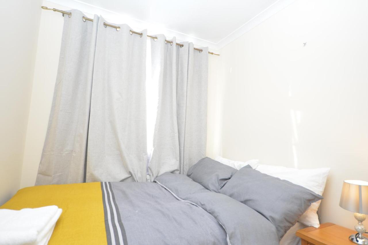 London Luxury 5 Bedroom House 2 Min Walk To The Tube Station Dagenham Bagian luar foto