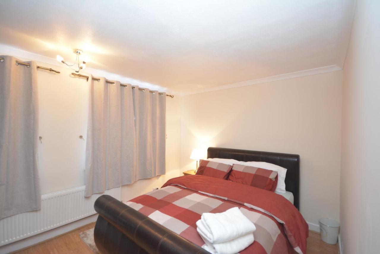 London Luxury 5 Bedroom House 2 Min Walk To The Tube Station Dagenham Bagian luar foto