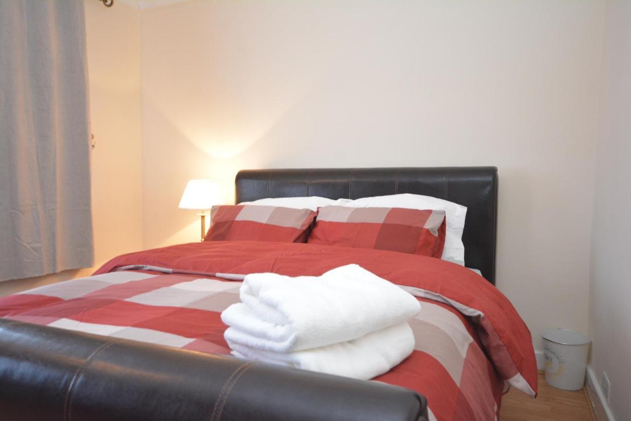 London Luxury 5 Bedroom House 2 Min Walk To The Tube Station Dagenham Bagian luar foto