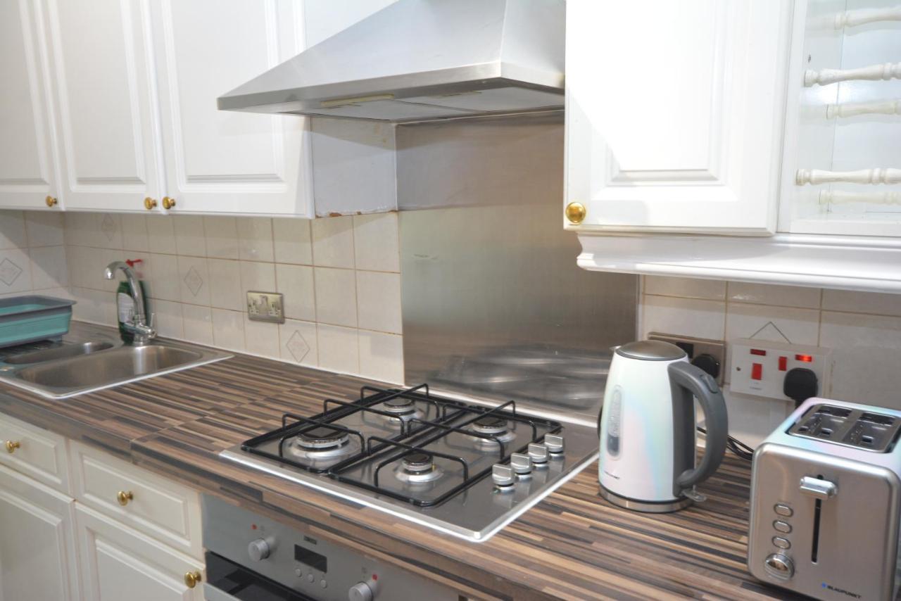 London Luxury 5 Bedroom House 2 Min Walk To The Tube Station Dagenham Bagian luar foto