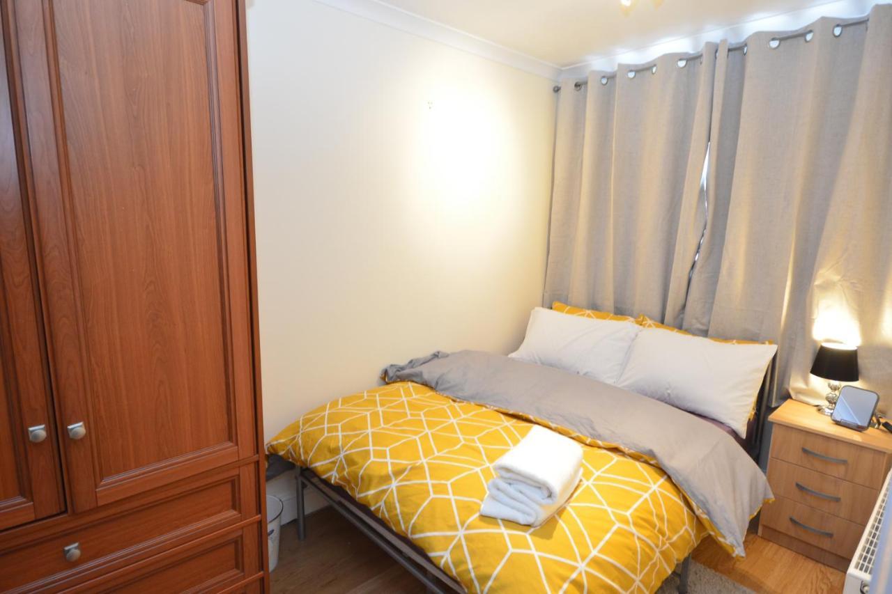 London Luxury 5 Bedroom House 2 Min Walk To The Tube Station Dagenham Bagian luar foto