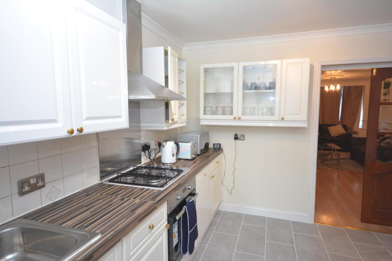 London Luxury 5 Bedroom House 2 Min Walk To The Tube Station Dagenham Bagian luar foto