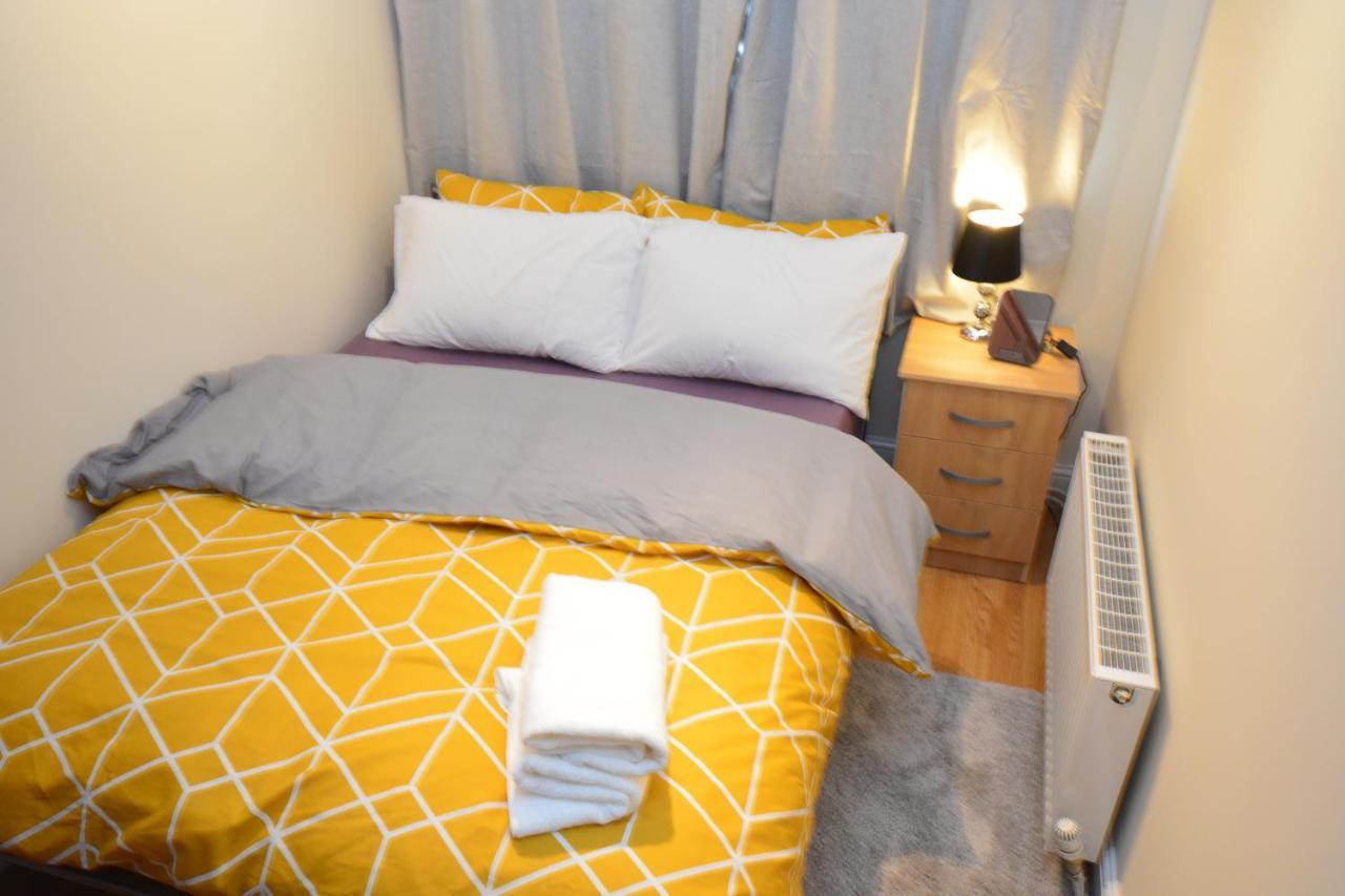 London Luxury 5 Bedroom House 2 Min Walk To The Tube Station Dagenham Bagian luar foto