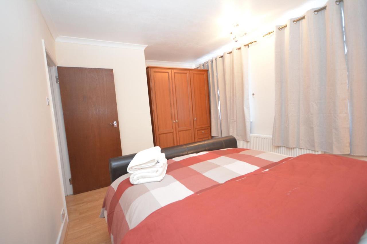 London Luxury 5 Bedroom House 2 Min Walk To The Tube Station Dagenham Bagian luar foto