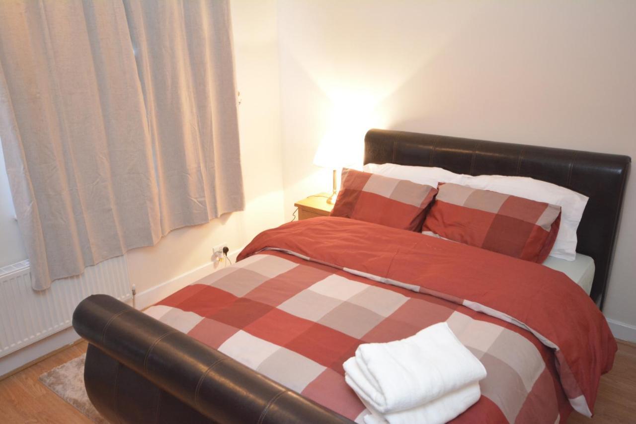 London Luxury 5 Bedroom House 2 Min Walk To The Tube Station Dagenham Bagian luar foto