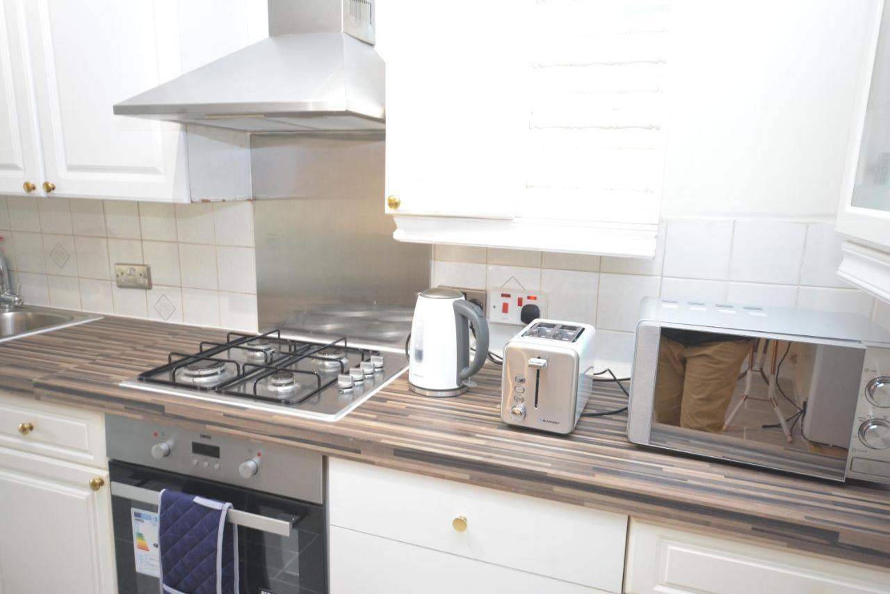 London Luxury 5 Bedroom House 2 Min Walk To The Tube Station Dagenham Bagian luar foto