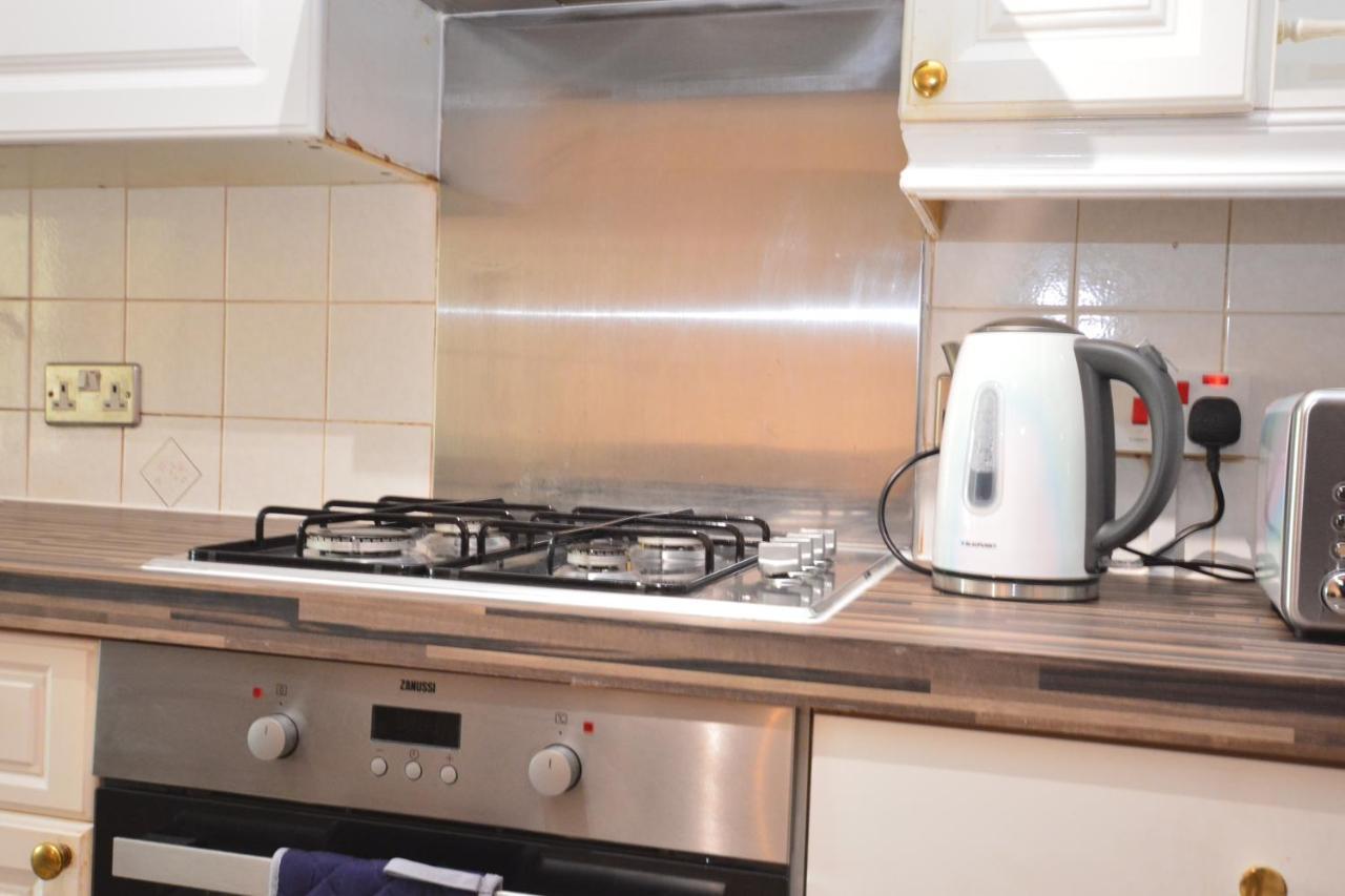 London Luxury 5 Bedroom House 2 Min Walk To The Tube Station Dagenham Bagian luar foto