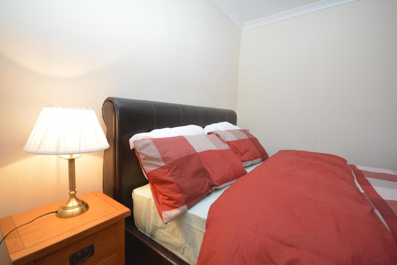 London Luxury 5 Bedroom House 2 Min Walk To The Tube Station Dagenham Bagian luar foto