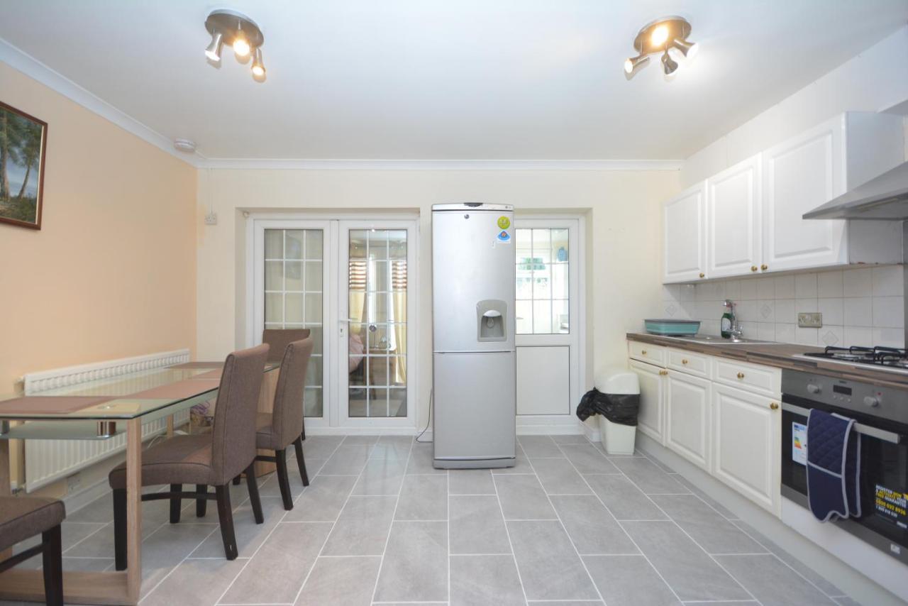 London Luxury 5 Bedroom House 2 Min Walk To The Tube Station Dagenham Bagian luar foto