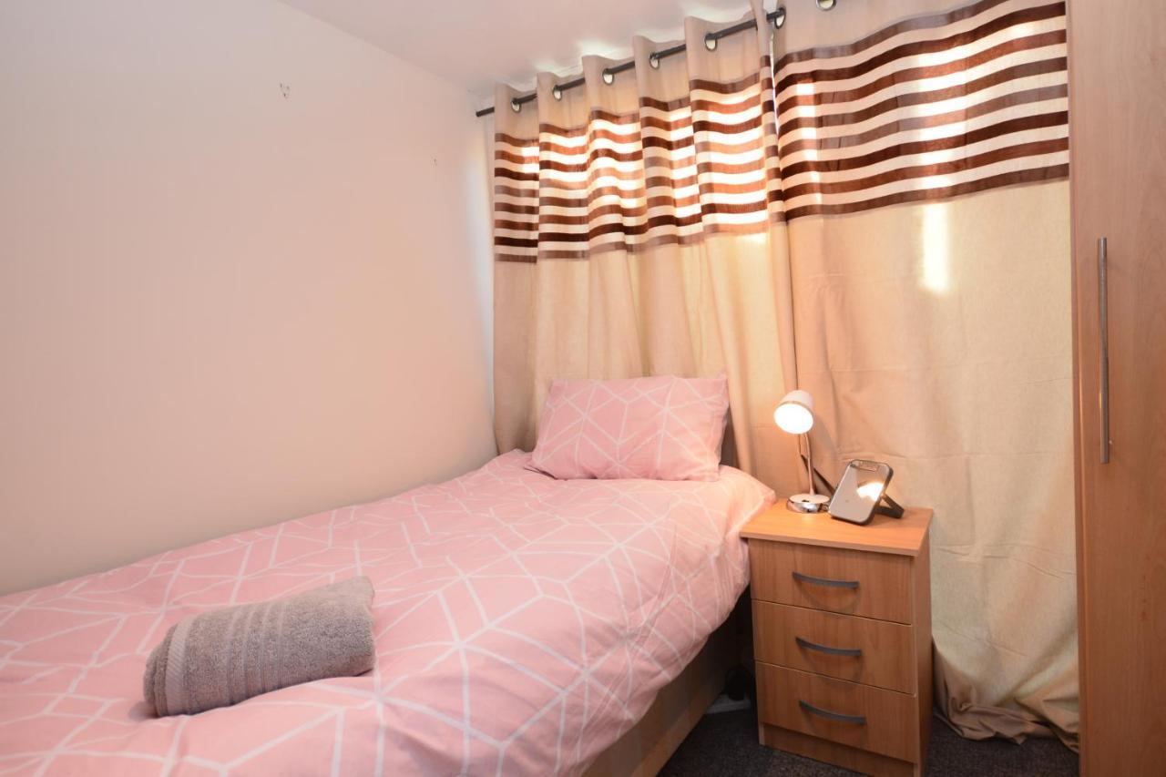 London Luxury 5 Bedroom House 2 Min Walk To The Tube Station Dagenham Bagian luar foto