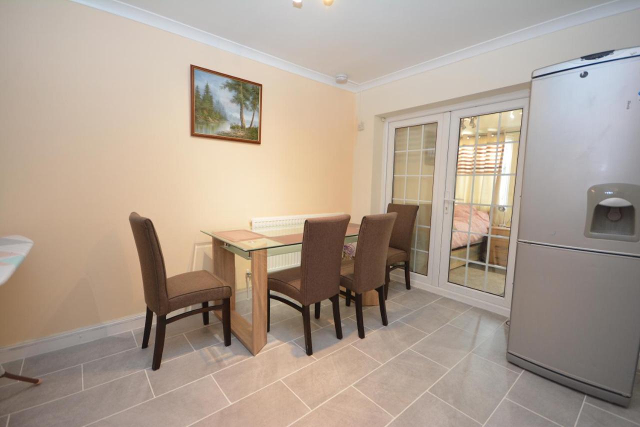 London Luxury 5 Bedroom House 2 Min Walk To The Tube Station Dagenham Bagian luar foto