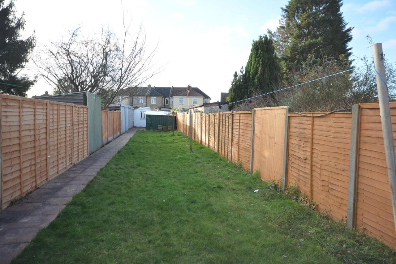 London Luxury 5 Bedroom House 2 Min Walk To The Tube Station Dagenham Bagian luar foto