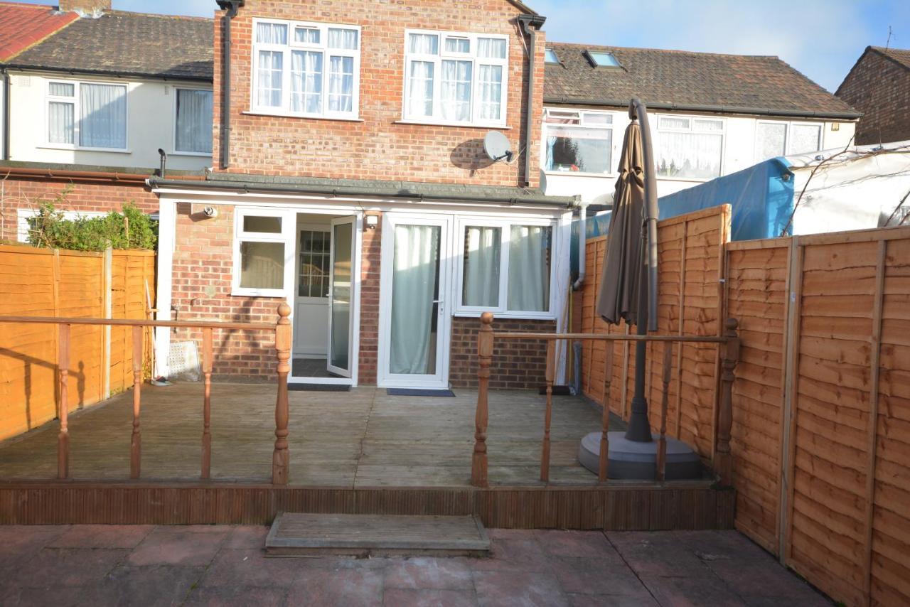 London Luxury 5 Bedroom House 2 Min Walk To The Tube Station Dagenham Bagian luar foto