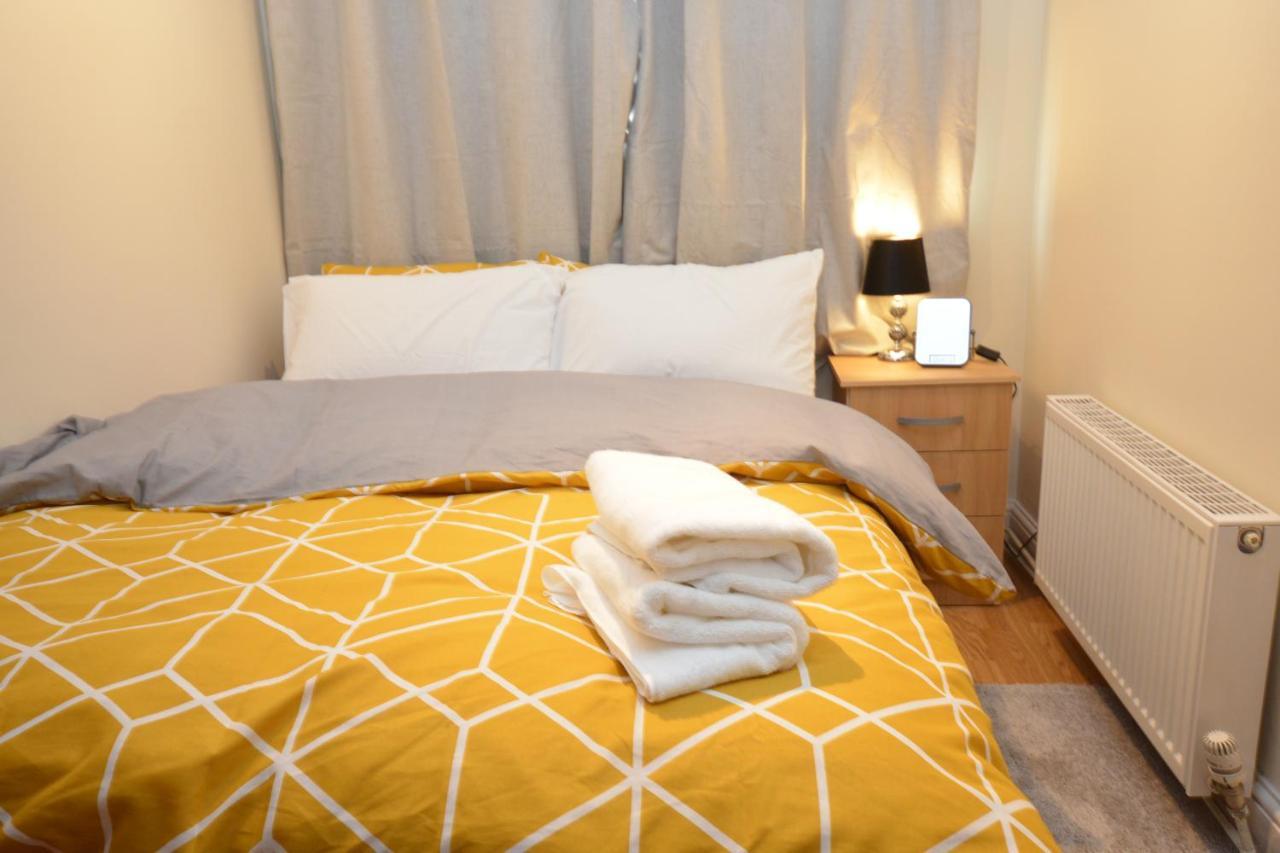 London Luxury 5 Bedroom House 2 Min Walk To The Tube Station Dagenham Bagian luar foto