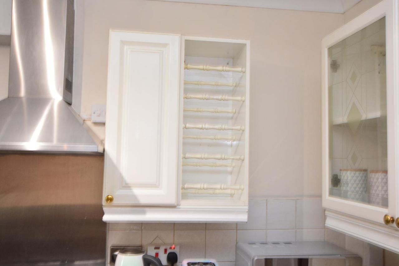 London Luxury 5 Bedroom House 2 Min Walk To The Tube Station Dagenham Bagian luar foto