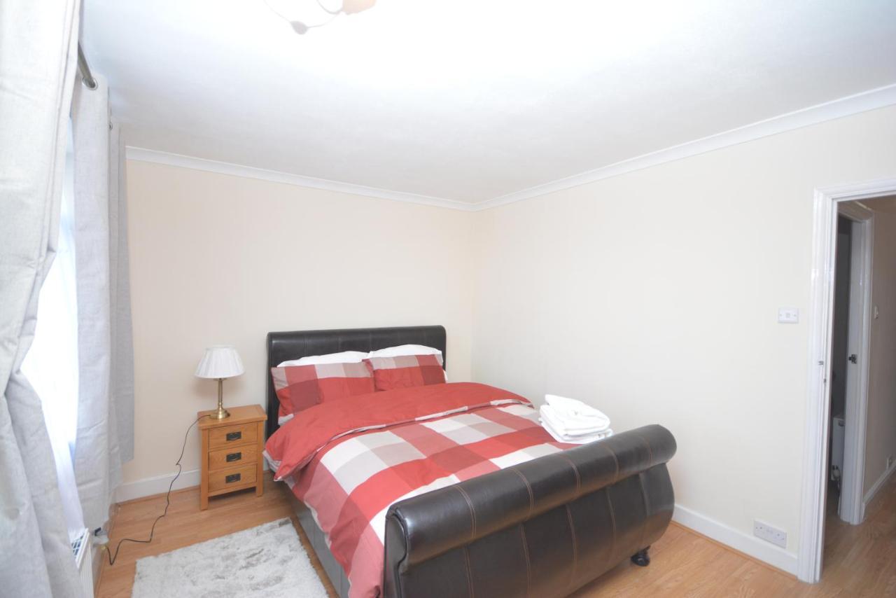 London Luxury 5 Bedroom House 2 Min Walk To The Tube Station Dagenham Bagian luar foto