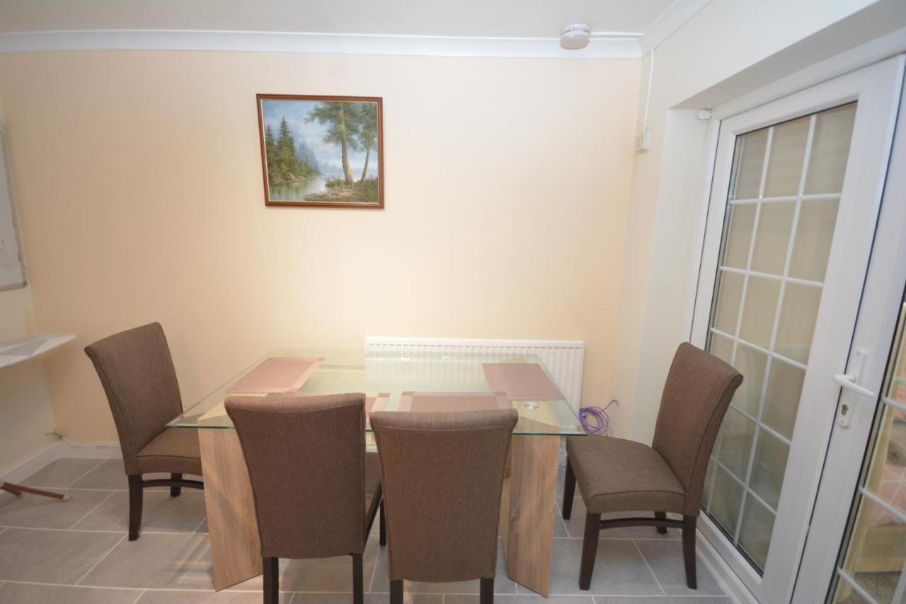 London Luxury 5 Bedroom House 2 Min Walk To The Tube Station Dagenham Bagian luar foto