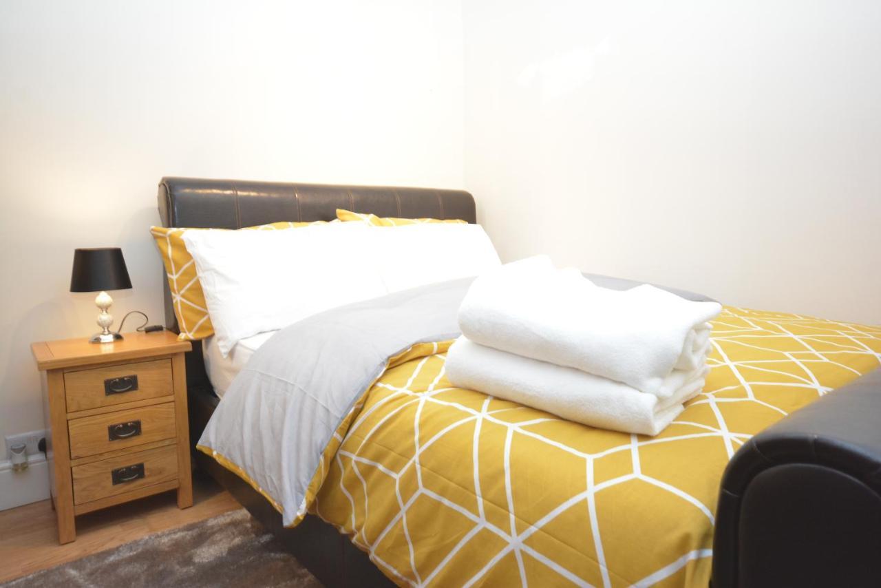 London Luxury 5 Bedroom House 2 Min Walk To The Tube Station Dagenham Bagian luar foto