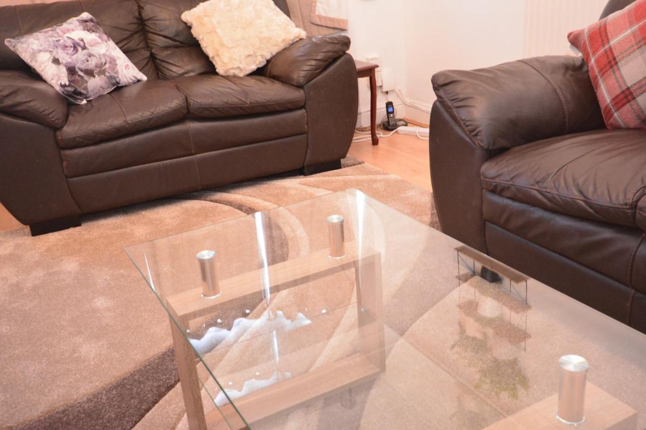 London Luxury 5 Bedroom House 2 Min Walk To The Tube Station Dagenham Bagian luar foto