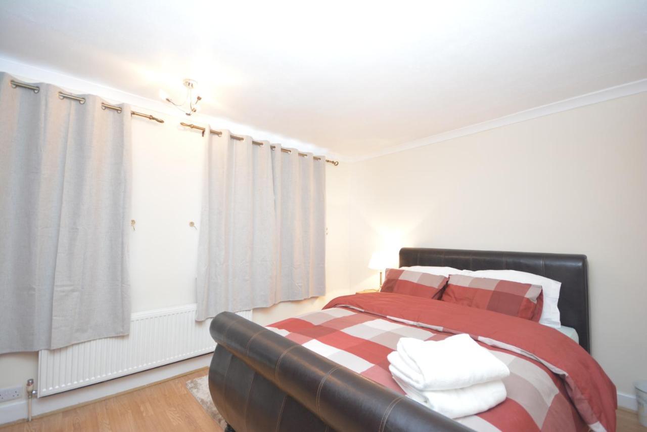 London Luxury 5 Bedroom House 2 Min Walk To The Tube Station Dagenham Bagian luar foto