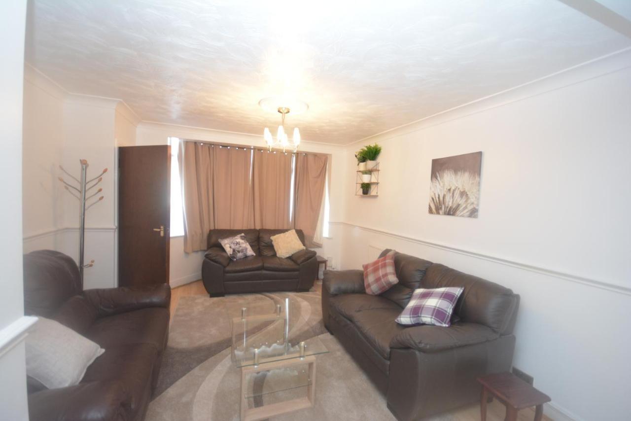 London Luxury 5 Bedroom House 2 Min Walk To The Tube Station Dagenham Bagian luar foto