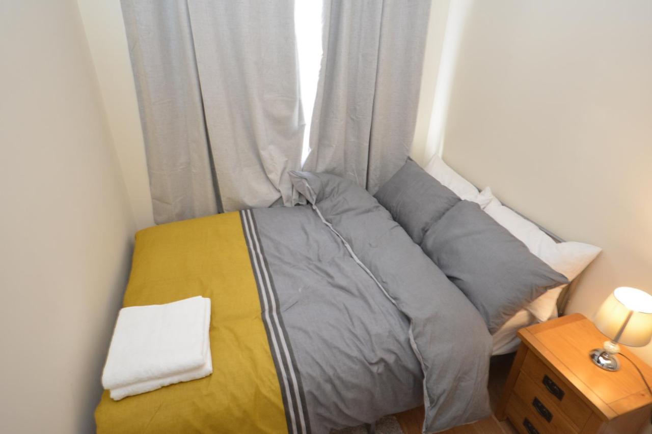 London Luxury 5 Bedroom House 2 Min Walk To The Tube Station Dagenham Bagian luar foto