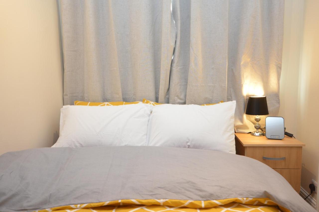 London Luxury 5 Bedroom House 2 Min Walk To The Tube Station Dagenham Bagian luar foto