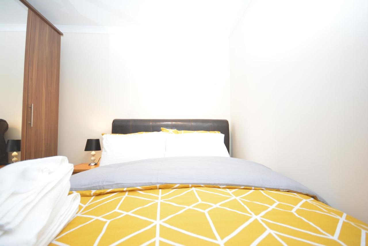 London Luxury 5 Bedroom House 2 Min Walk To The Tube Station Dagenham Bagian luar foto