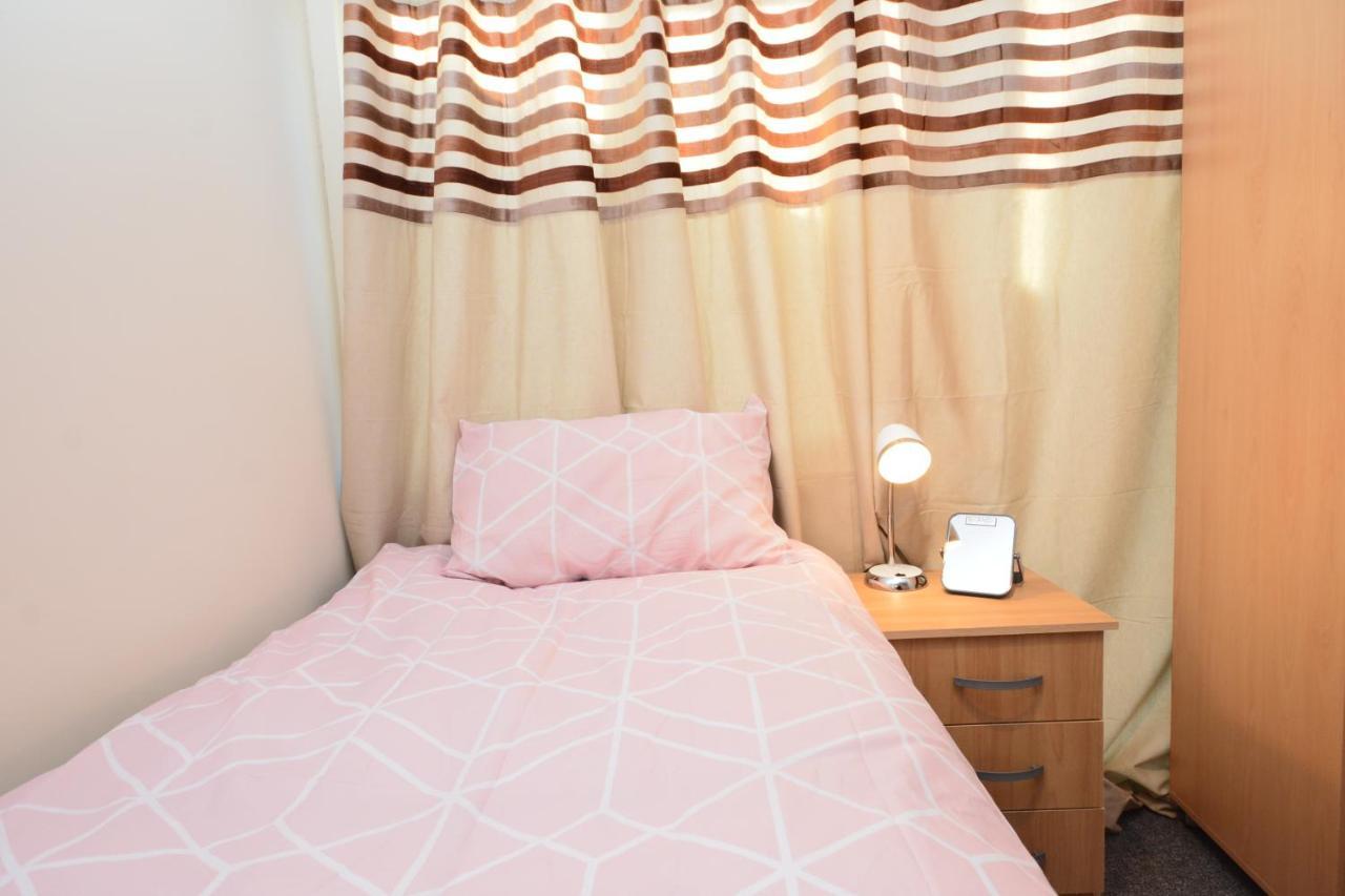 London Luxury 5 Bedroom House 2 Min Walk To The Tube Station Dagenham Bagian luar foto