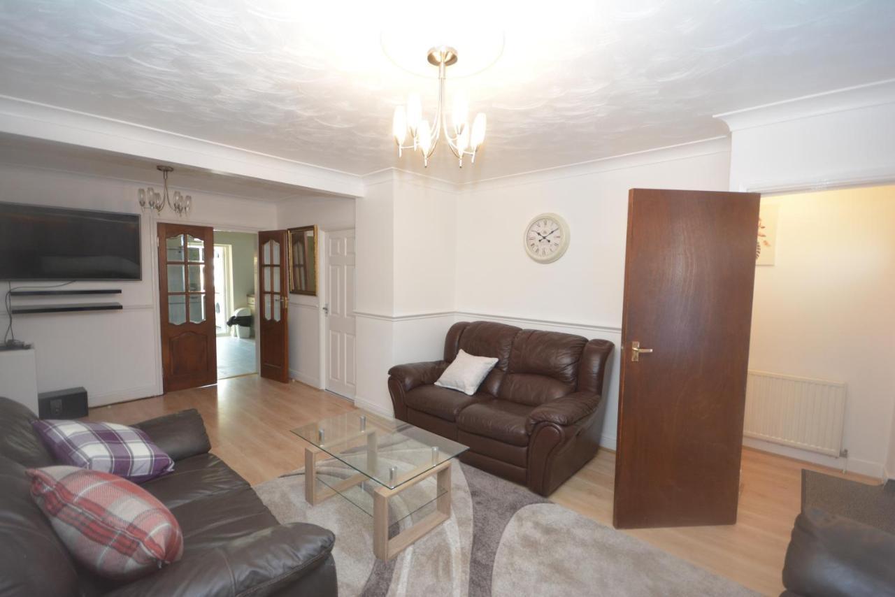 London Luxury 5 Bedroom House 2 Min Walk To The Tube Station Dagenham Bagian luar foto