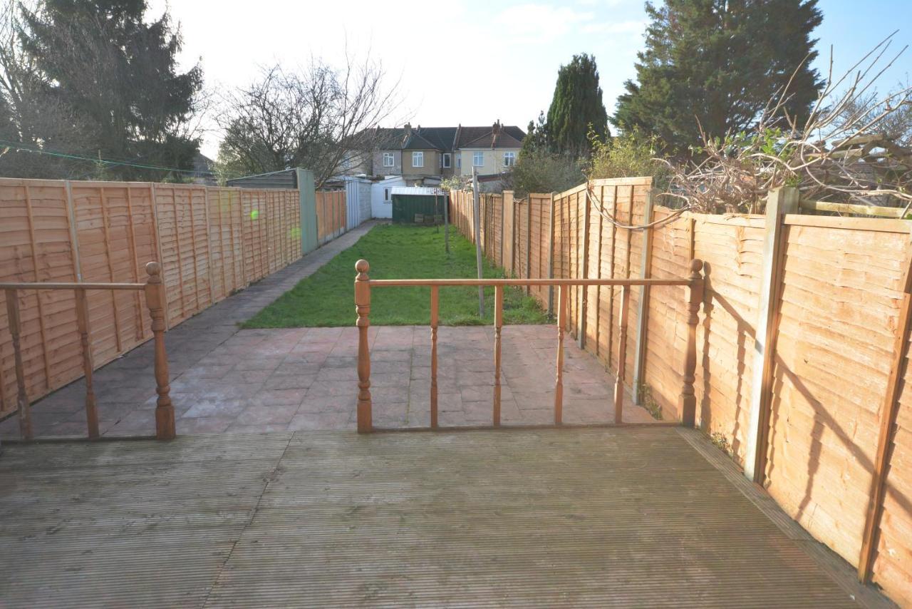 London Luxury 5 Bedroom House 2 Min Walk To The Tube Station Dagenham Bagian luar foto