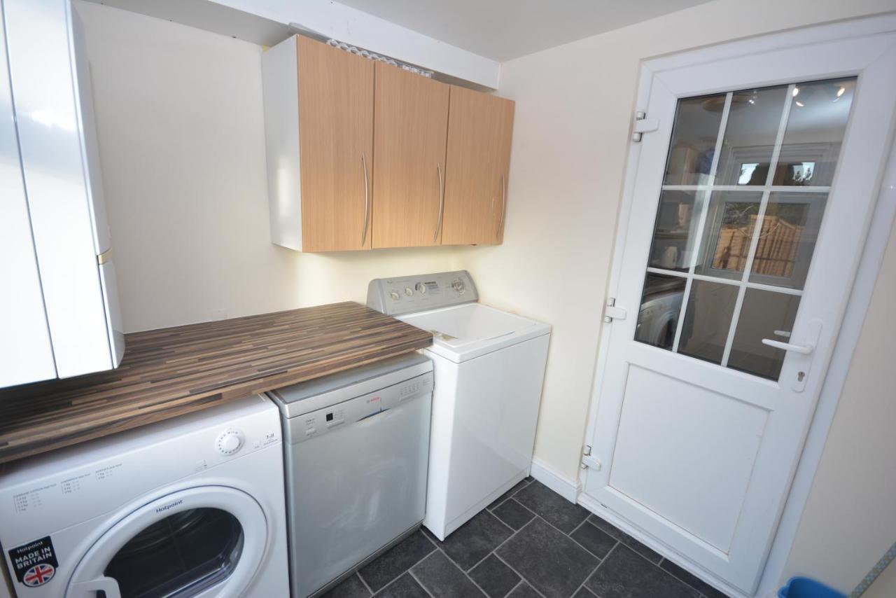 London Luxury 5 Bedroom House 2 Min Walk To The Tube Station Dagenham Bagian luar foto
