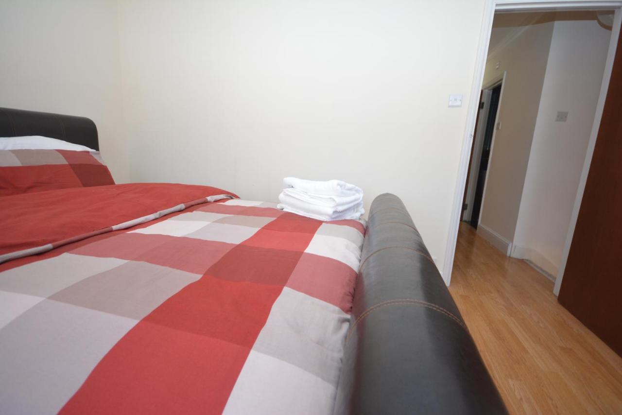 London Luxury 5 Bedroom House 2 Min Walk To The Tube Station Dagenham Bagian luar foto