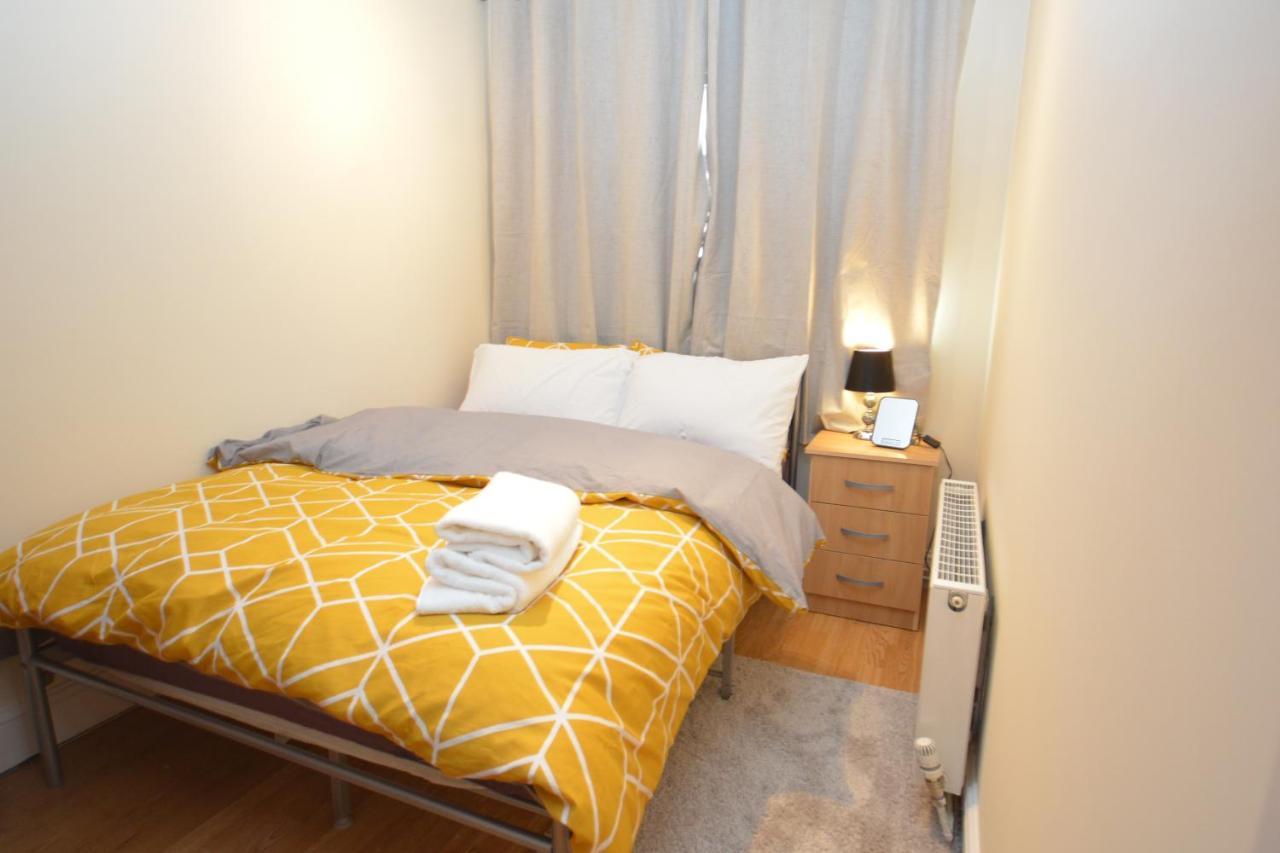 London Luxury 5 Bedroom House 2 Min Walk To The Tube Station Dagenham Bagian luar foto