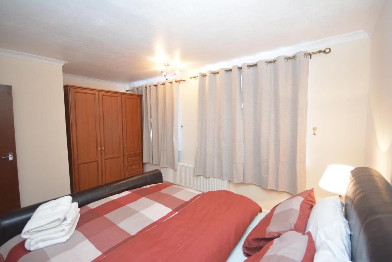 London Luxury 5 Bedroom House 2 Min Walk To The Tube Station Dagenham Bagian luar foto
