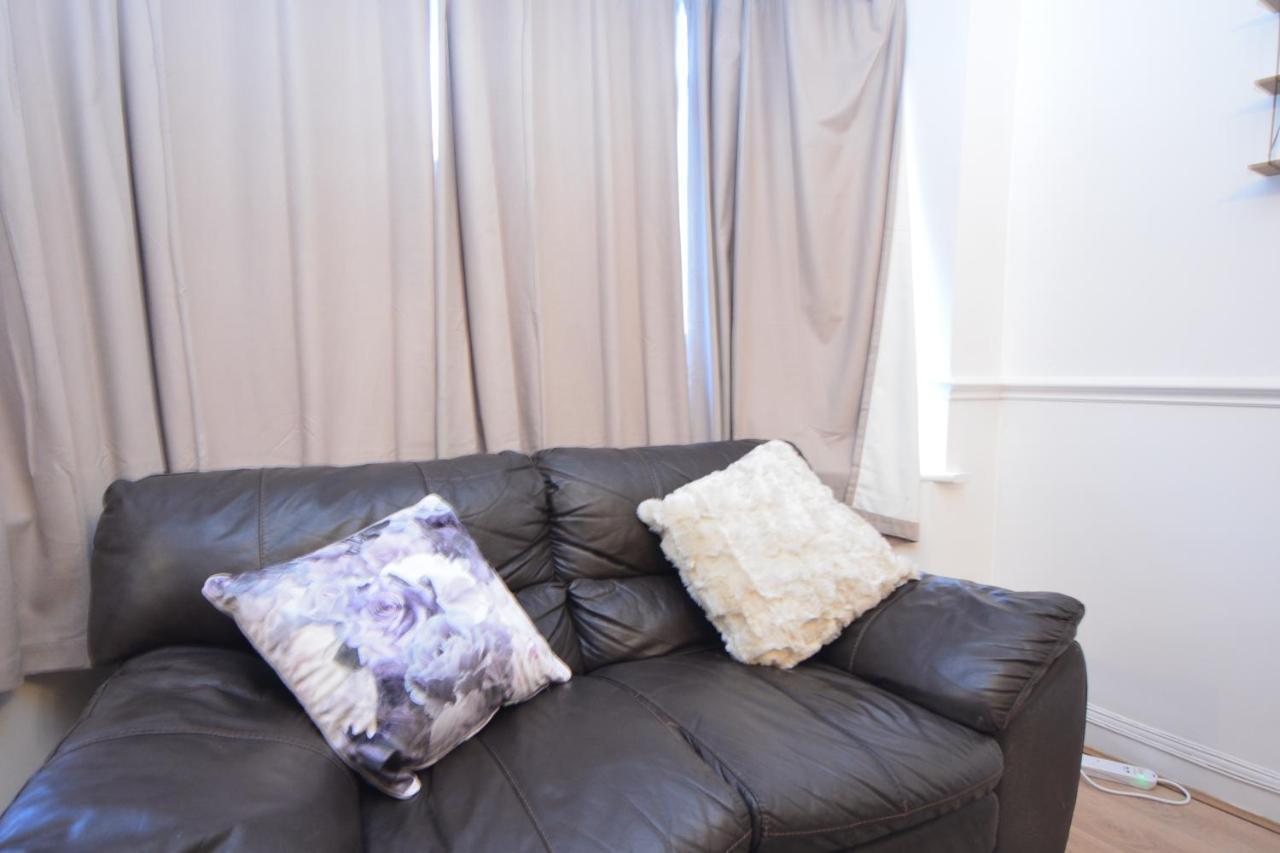 London Luxury 5 Bedroom House 2 Min Walk To The Tube Station Dagenham Bagian luar foto