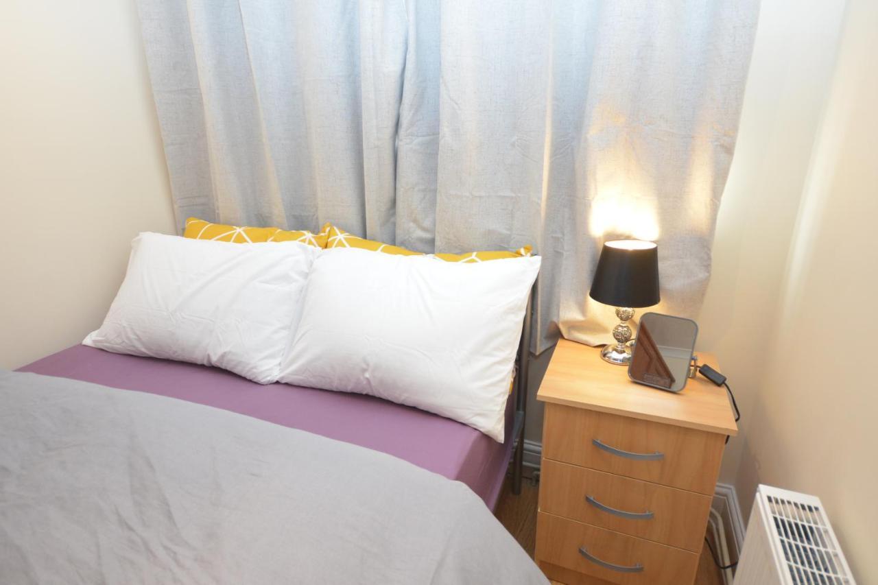 London Luxury 5 Bedroom House 2 Min Walk To The Tube Station Dagenham Bagian luar foto