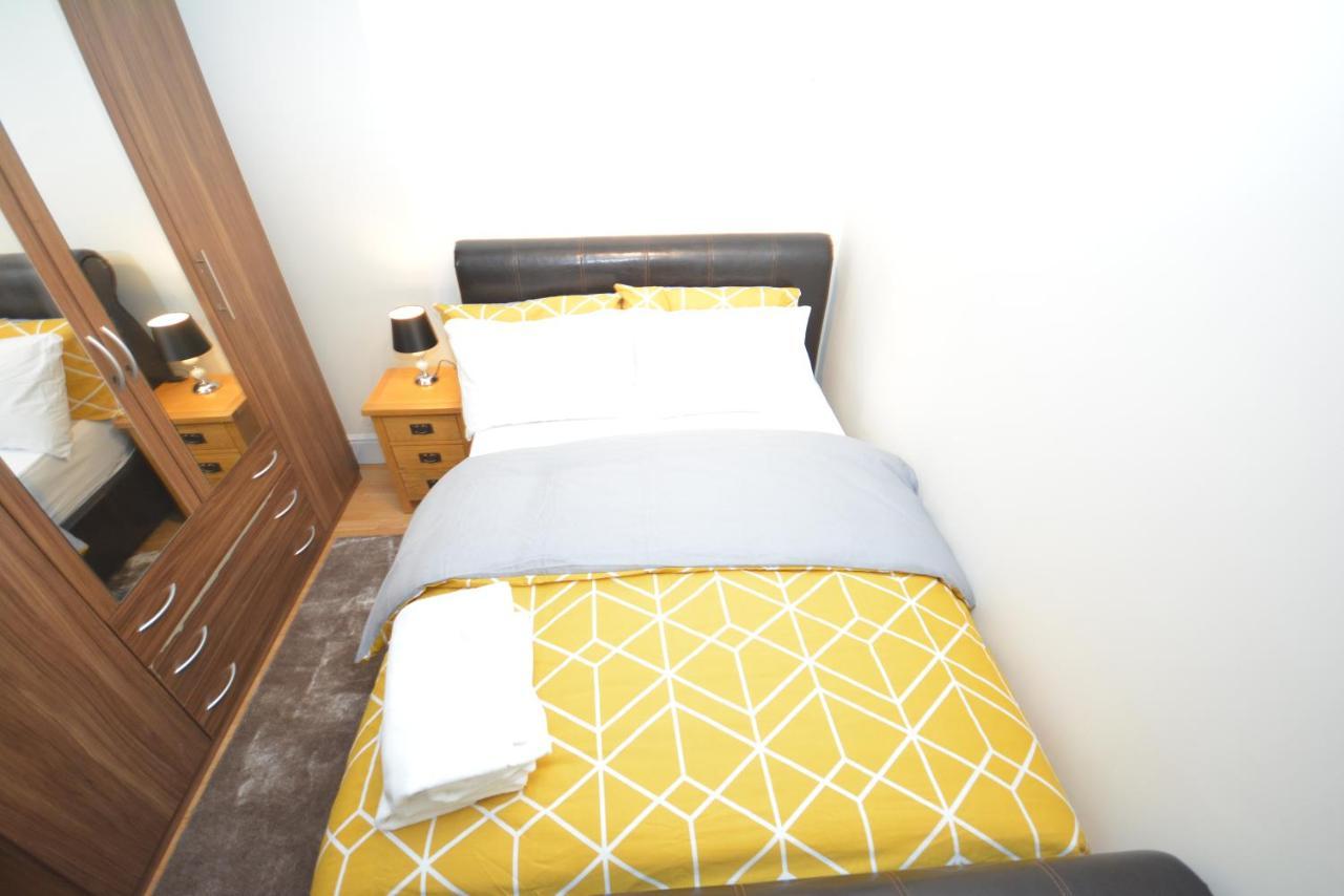 London Luxury 5 Bedroom House 2 Min Walk To The Tube Station Dagenham Bagian luar foto