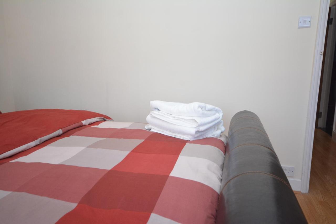 London Luxury 5 Bedroom House 2 Min Walk To The Tube Station Dagenham Bagian luar foto